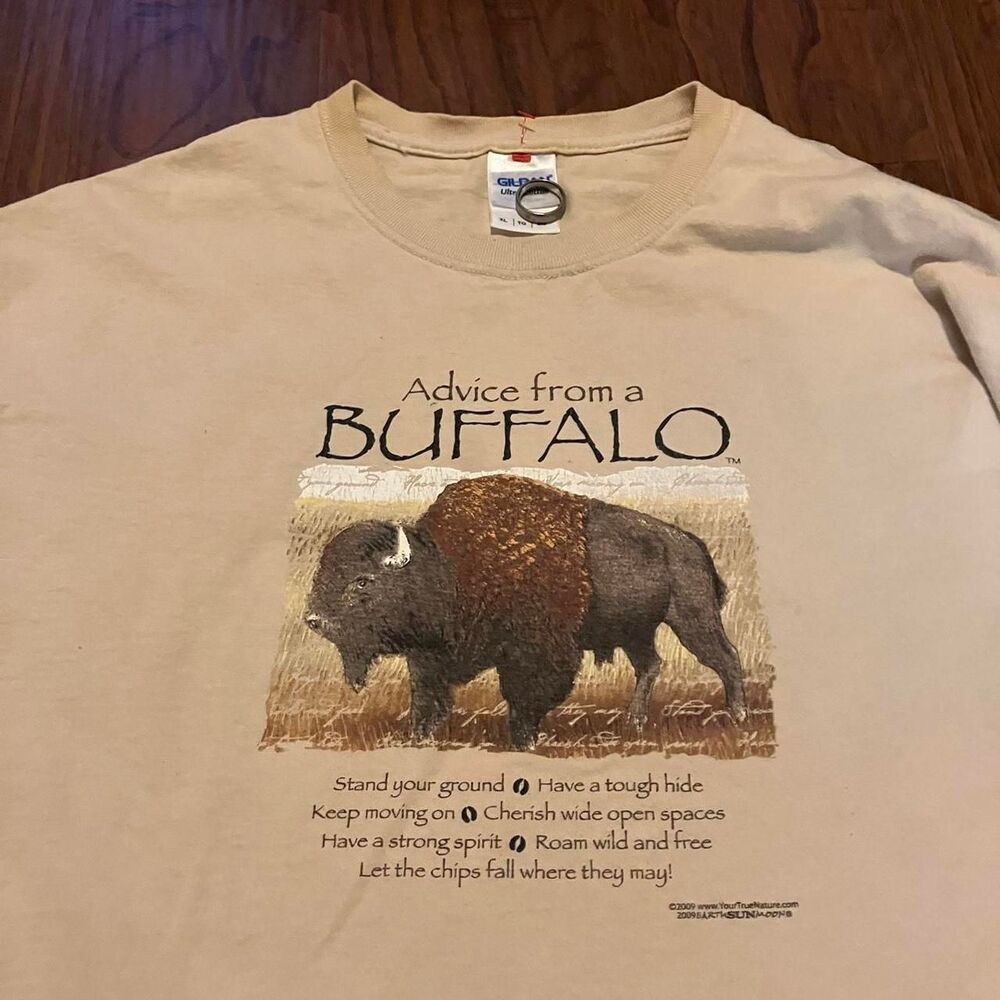 Gildan Men's Cream and Tan T-shirt